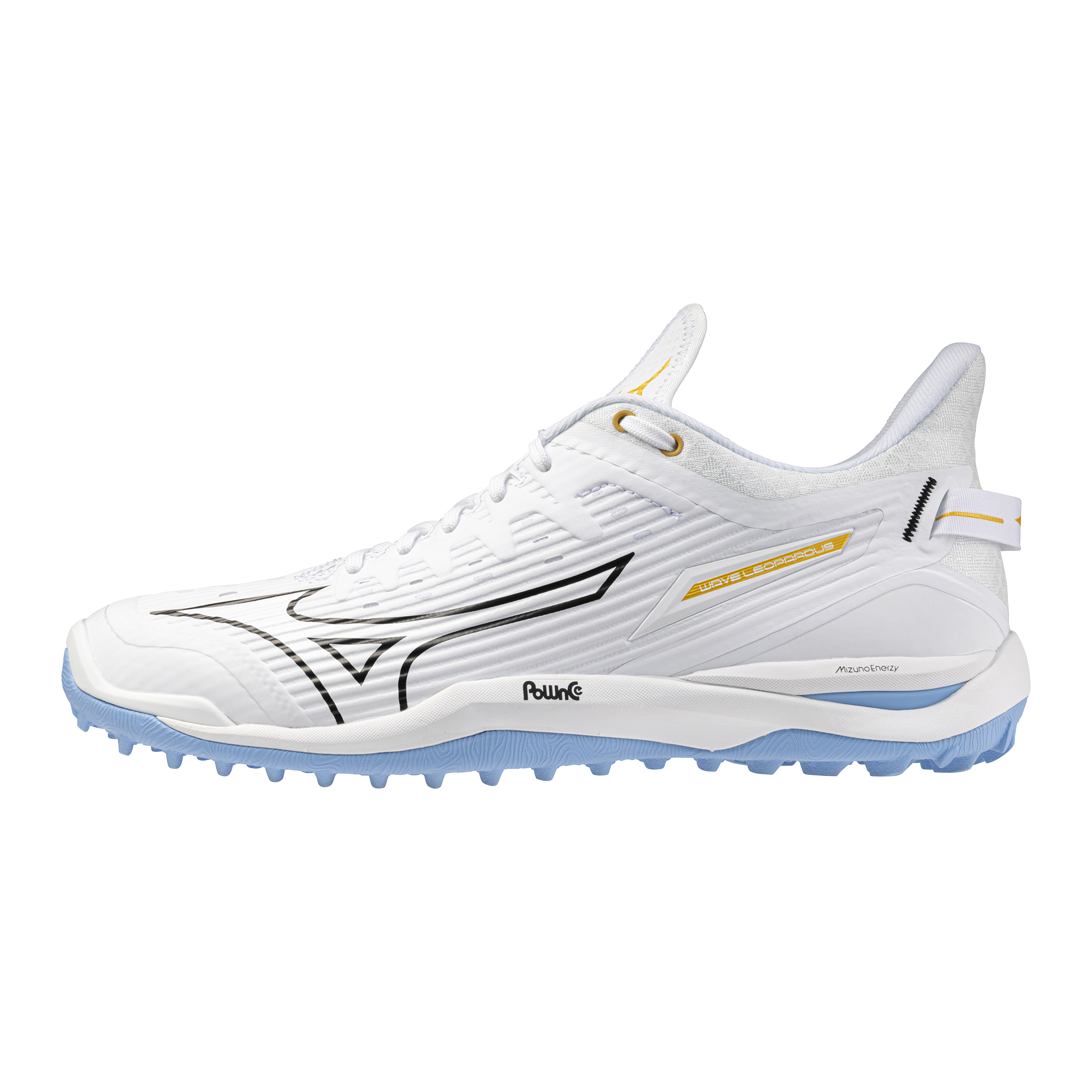 Les chaussures de hockey Mizuno Wave Leopardus pour adultes, offrent les caractéristiques suivantes: Les chaussures de hockey Mizuno Wave Leopardus, sont des chaussures de hockey sur gazon conçues pour offrir une grande maniabilité aux joueurs rapides. Spécifications:  Ajustement: ajustement classique; fermeture par lacets Amorti: la technologie Wave au niveau du médio-pied offre un amorti dynamique et une stabilité ; PoWnCe et Mizuno Enerzy dans la semelle intermédiaire offrent un amorti supplé